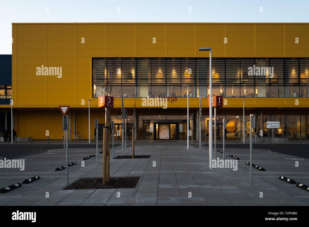 RIGA, Lettland - 3. APRIL 2019: IKEA mall Haupteingang während der dunklen Abend und wind-blauen Himmel im Hintergrund - populäre Einkaufszentrum Stockfoto