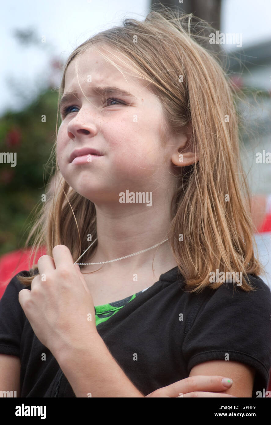 Ein Mädchen hätschelt eine Halskette, die während einer Zeremonie zum Gedenken an den fünften Jahrestag des Hurrikans Katrina, 12.08.29, 2010, ​ in Gulfport, Mississippi. Stockfoto