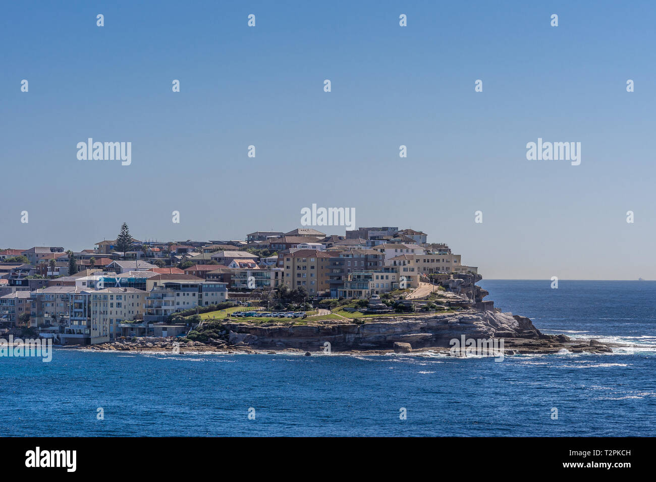 Sydney, Australien - 11. Februar 2019: Lands End mit Sam Fiszmann Park und Gebäuden unter blauem Himmel und blaue Meer Wasser umgeben. Stockfoto