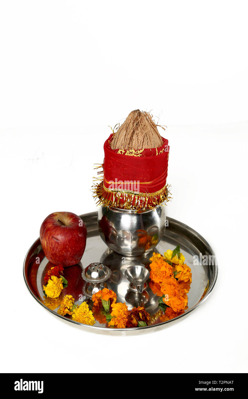 Bild von kalash mit Kokos und pooja Thali mit Apple für navratri Festival. Auf den weißen Hintergrund isoliert. Stockfoto