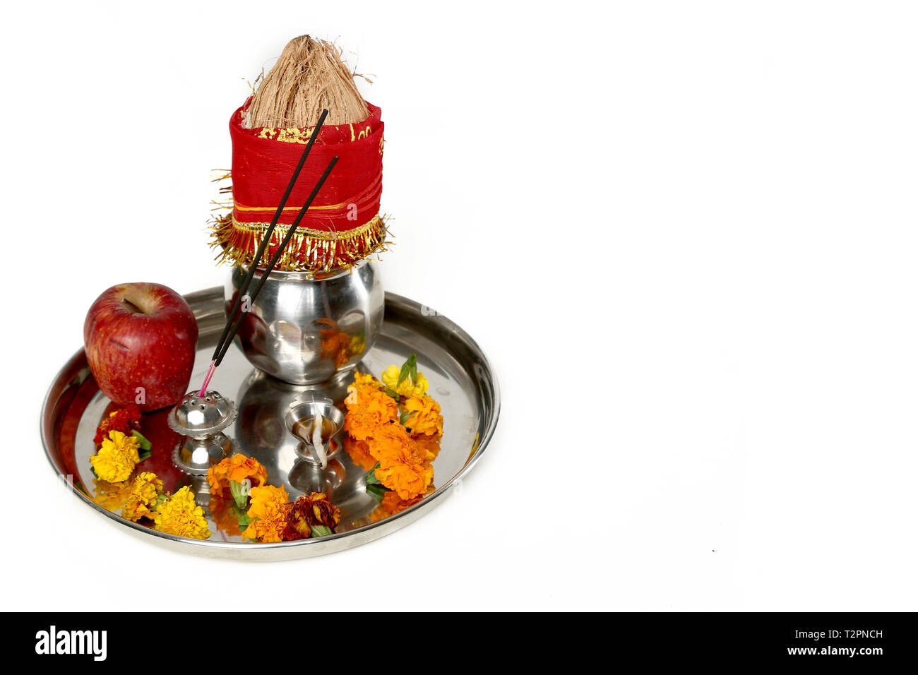 Portrait von kalash mit Kokos und pooja Thali mit Apple für navratri Festival. Auf den weißen Hintergrund isoliert. Stockfoto