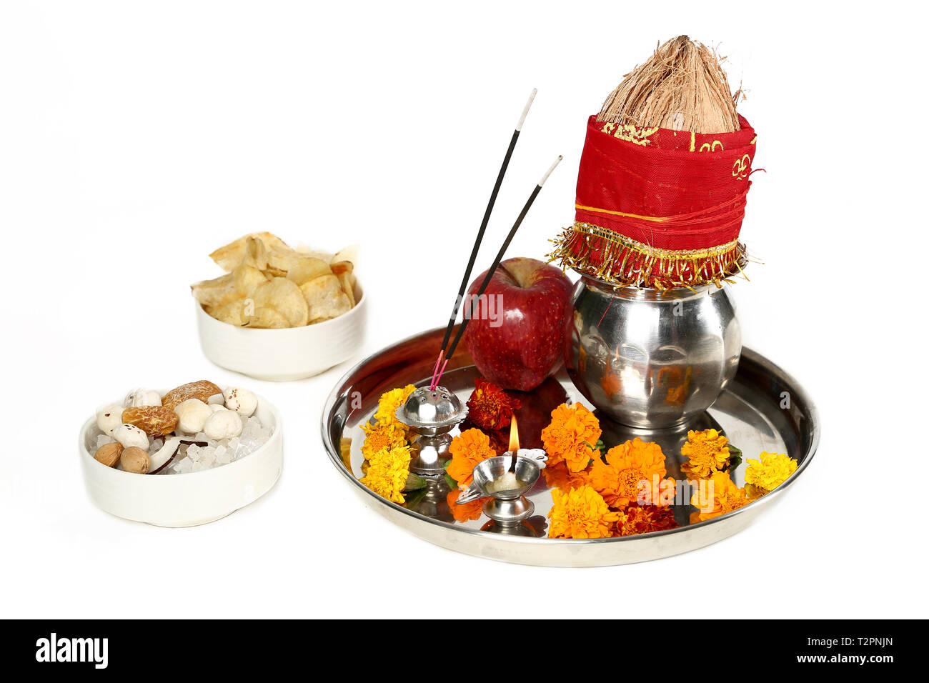 Bild der schön geschmückte Pooja Thali für Festivals. Bild der trockenen Früchte und Chips für navratri Festival. Auf den weißen Hintergrund isoliert. Stockfoto