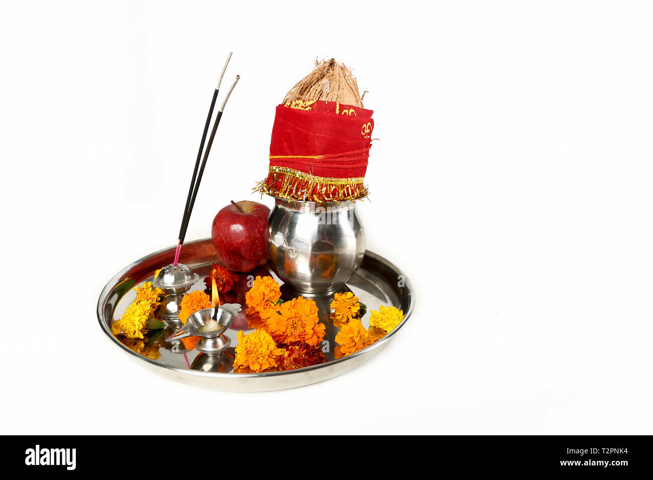 Bild der schön geschmückte Pooja Thali für Festivals. Auf den weißen Hintergrund isoliert. Stockfoto