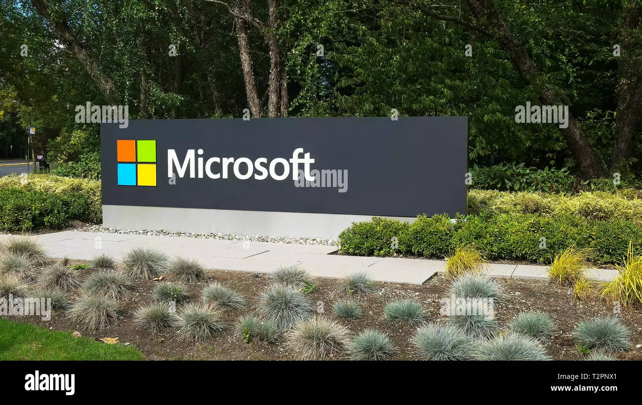 REDMOND, Washington, USA - 3. SEPTEMBER 2015: Außenansicht von Microsoft Schild an der Straße bei den Unternehmen Hauptsitz in Redmond, Washington. Stockfoto