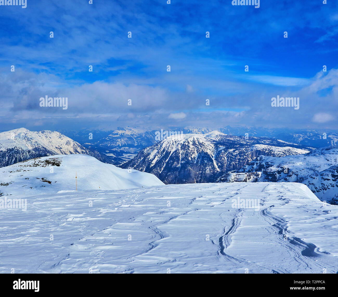 Besuchen Dachstein-Krippenstein und den Blick auf die großen nördlichen Kalkalpen genießen, mit Schnee bedeckt und von Fluffy Clouds, Salzkammergut, eine umgeben Stockfoto