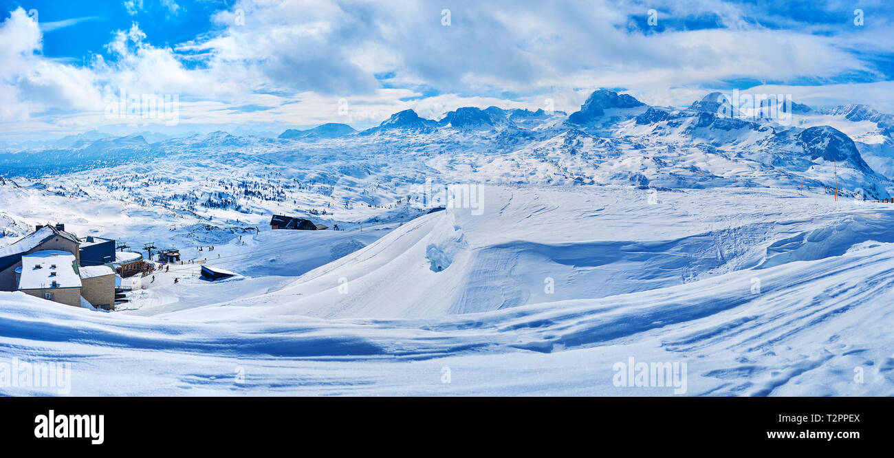 Genießen Sie das Schneeschuhwandern bergauf am Krippenstein Berg, bekannt für seine schönen Aussichtspunkte mit Blick auf Dachstein Alpen, verschneite Pisten, mit Skipisten und m Stockfoto
