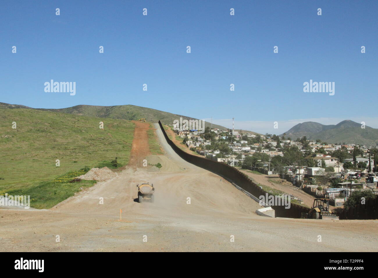 Ein Blick auf die bestehende San Diego primäre Grenzmauer (rechts) mit 'Blechdose Hügel' im Hintergrund, und die geräumten Gelände für das San Diego sekundäre Grenzmauer (links) am 28. März 2019. Das Corps ist die Unterstützung des Ministeriums für Innere Sicherheit fordern sie zusätzliche Grenzmauer in der Nähe von San Diego zu errichten. Stockfoto