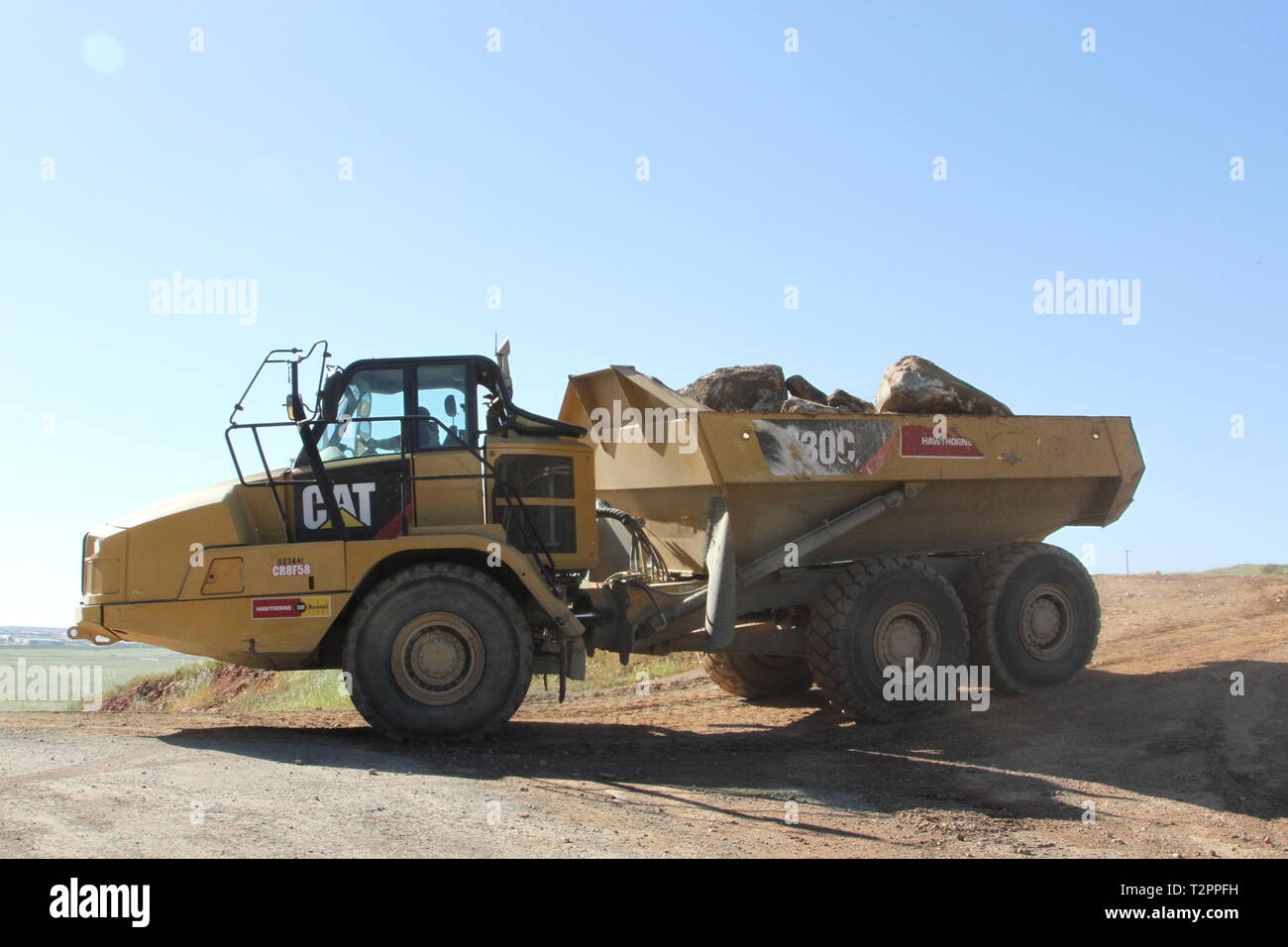 Ein Dump Truck entfernt ausgegrabenen Felsbrocken um den Weg für die San Diego sekundäre Grenzmauer am 28. März 2019. Das Corps ist die Unterstützung des Ministeriums für Innere Sicherheit fordern sie zusätzliche Grenzmauer in der Nähe von San Diego zu errichten. Stockfoto