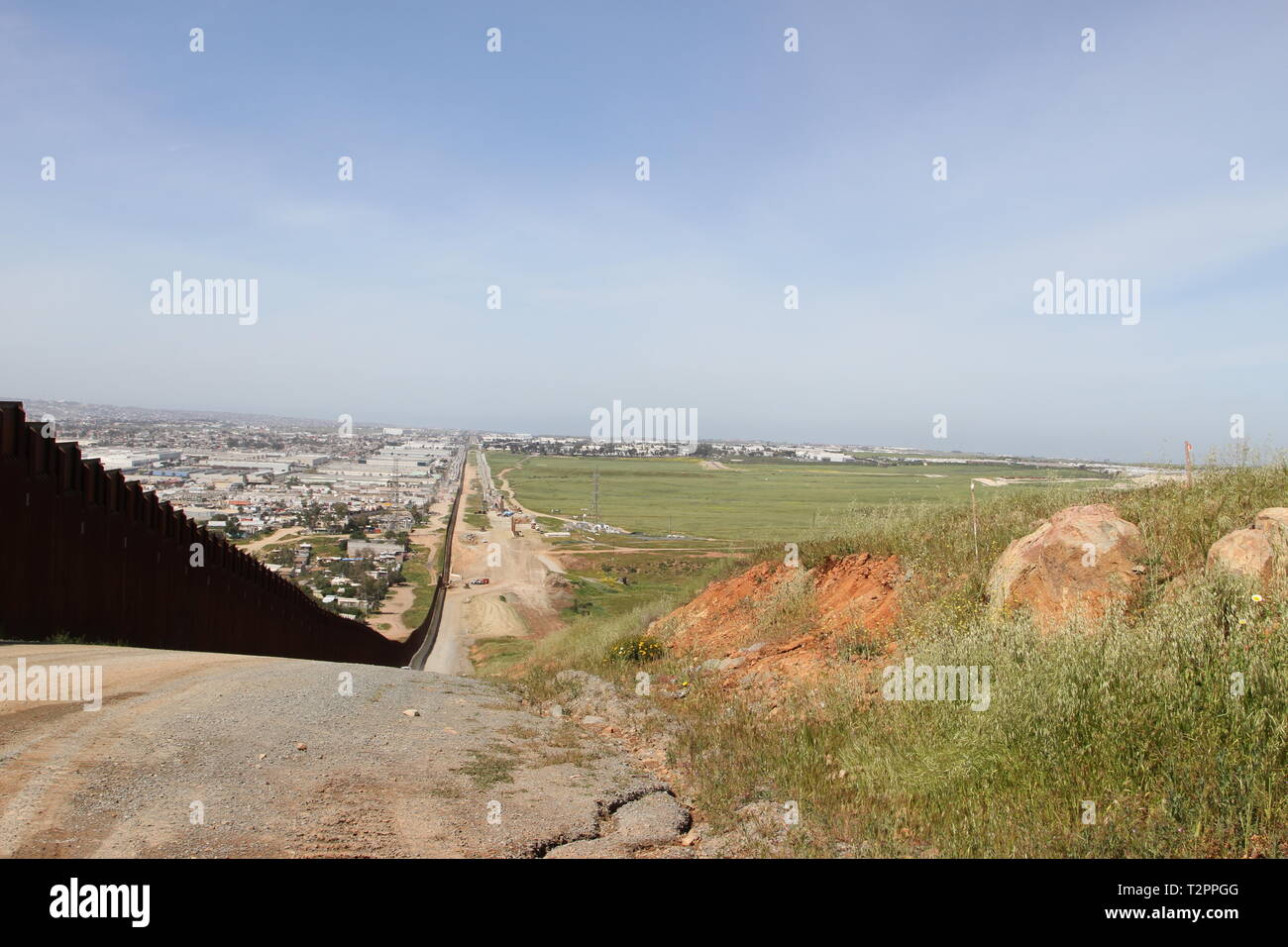 Ein Blick auf die bestehende San Diego primäre Grenzmauer (Links) Von "Blechdose Hill,' und die geräumten Gelände für das San Diego sekundäre Grenzmauer (rechts) am 29. März 2019. Das Corps ist die Unterstützung des Ministeriums für Innere Sicherheit fordern sie zusätzliche Grenzmauer in der Nähe von San Diego zu errichten. Stockfoto