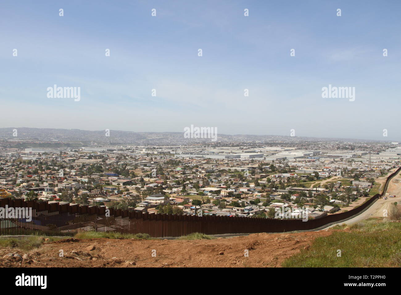 Ein Blick auf die bestehende San Diego primäre Grenzmauer (Zurück) von "Blechdose Hill,' und die geräumten Gelände für das San Diego sekundäre Grenzmauer (Vordergrund) am 29. März 2019. Das Corps ist die Unterstützung des Ministeriums für Innere Sicherheit fordern sie zusätzliche Grenzmauer in der Nähe von San Diego zu errichten. Stockfoto