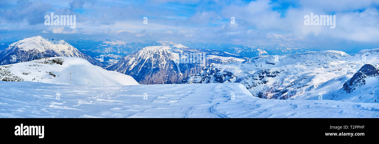 Die malerische Winterlandschaft von schneebedeckten Bergen des Dachsteinmassivs der Nördlichen Kalkalpen, Salzkammergut, Österreich. Stockfoto