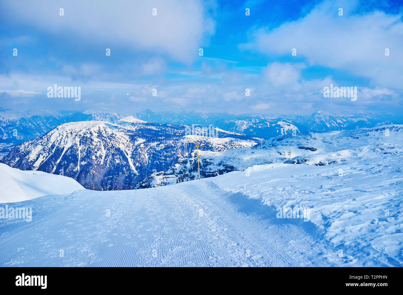 Krippenstein Berg verfügt über große Menge an Pisten, einige von Ihnen die hervorragende Aussicht auf den Dachstein Alpen, Salzkammergut, Österreich geöffnet. Stockfoto