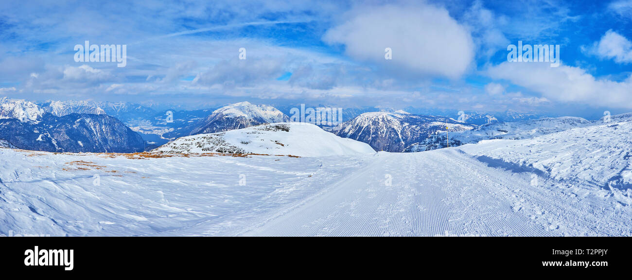 Panorama mit den Ski Trail, zu laufen, um die Neigung der Krippenstein montieren und mit Blick auf den felsigen Gipfeln der Alpen, Dachstein Salzkammergut, Österreich. Stockfoto