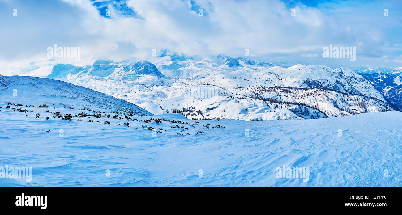 Panorama von großer Dachstein Alpen, Gathering Clouds und Erstellen von fantastisch und sich schnell ändernden cloudscapes, oft jenen auf felsigen Gipfeln, Salzkammergut, Stockfoto