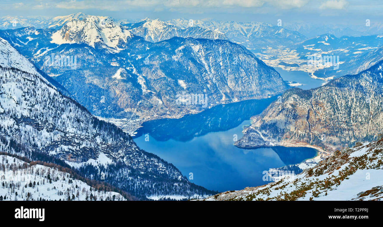 Die hellen Blau Spiegelfläche von Hallstätter genießen Sie sehen (See), zwischen den felsigen Dachstein Alpen, Salzkammergut, Österreich gebogen. Stockfoto