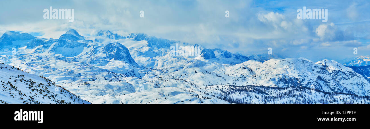 Panorama der Snowbound Dachstein Alpen mit Gipfeln, in schweren Wolken und Nebel, Salzkammergut, Österreich versteckt. Stockfoto