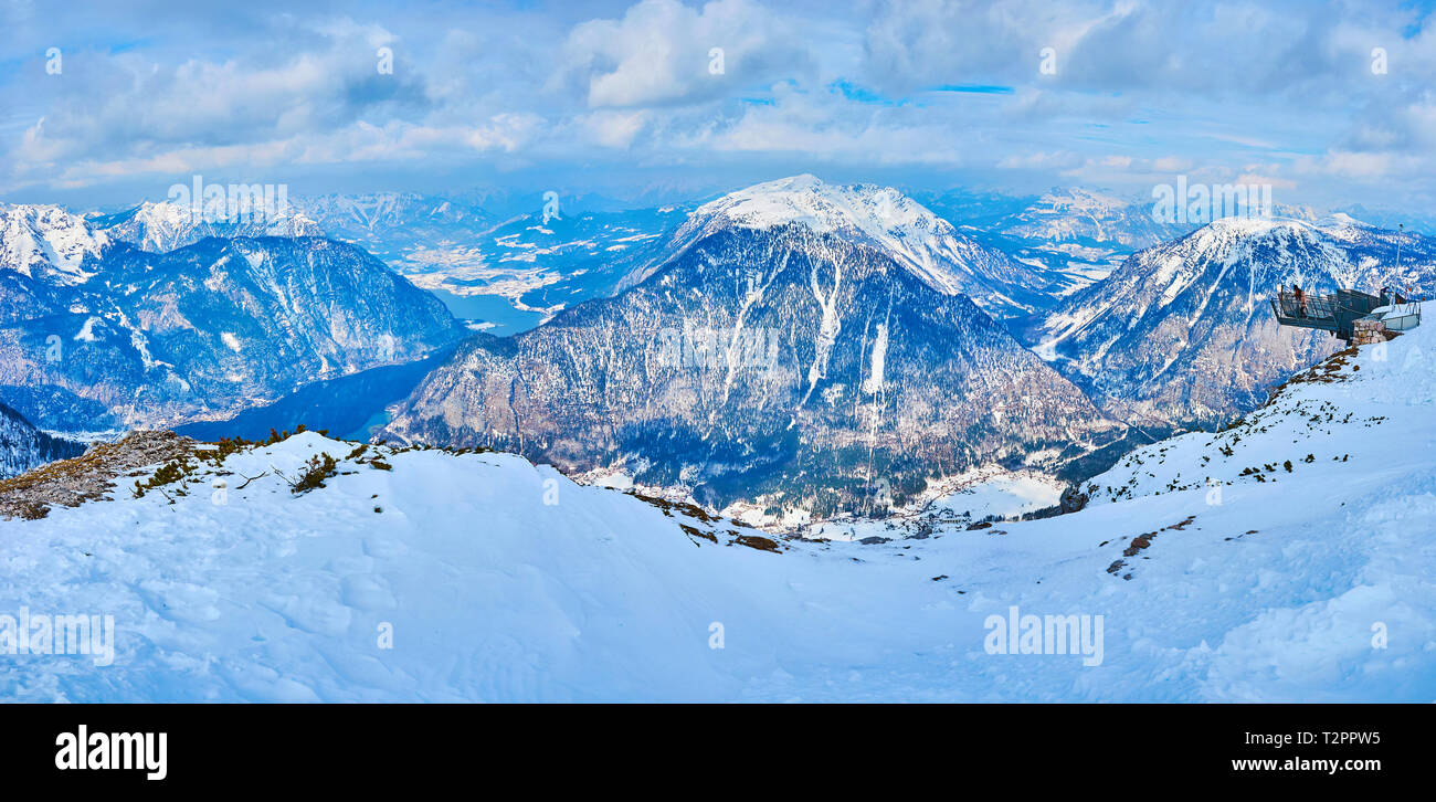 Panorama der Alpen im herrlichen Dachstein Salzkammergut mit Wicklung Hallstattersee See und fünf Finger Aussichtsplattform, auf der Kante entfernt Stockfoto