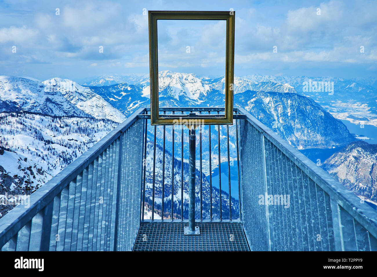 Fünf Finger Sicht bietet die große Alpen im Inneren Salzkammergut durch die bronze Bilderrahmen, Österreich. Stockfoto