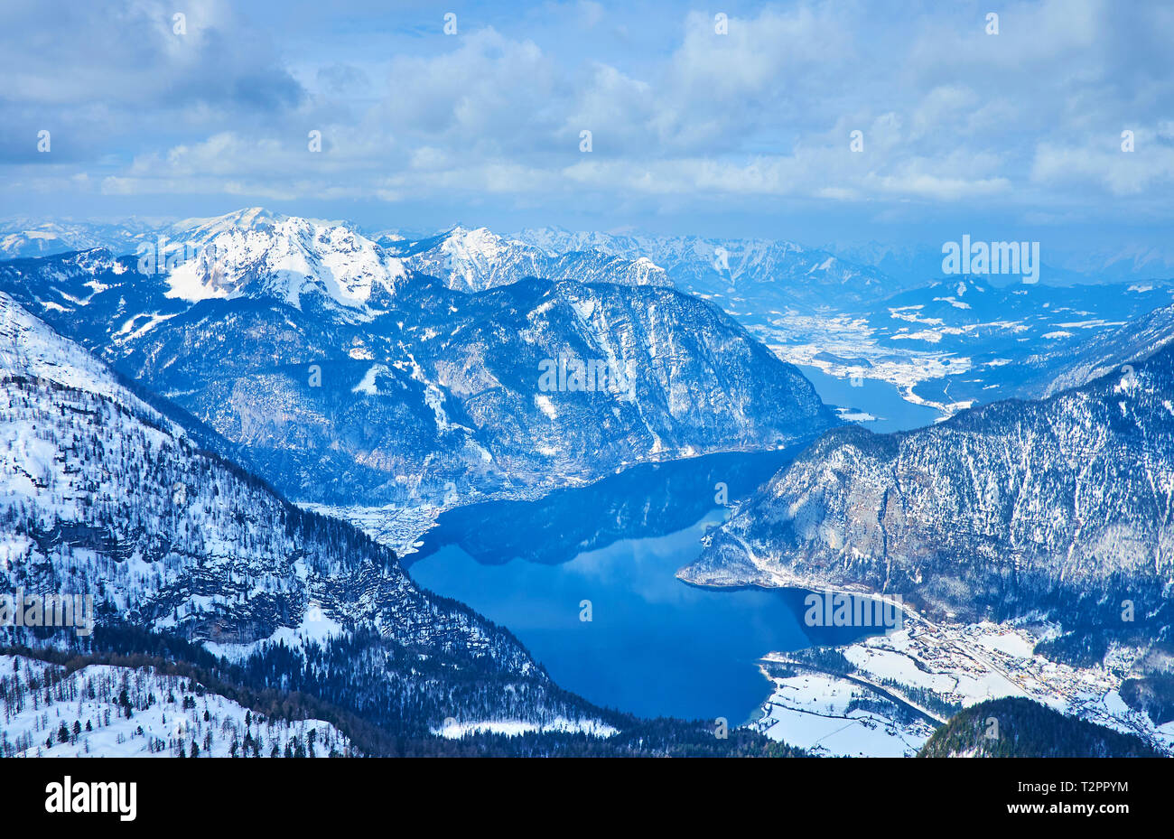 Beachten Hallstattersee See vom Krippenstein oben, seine kristallklaren surfacereflects die verschneite Pisten der Alpen, Dachstein Salzkammergut, EIN Stockfoto