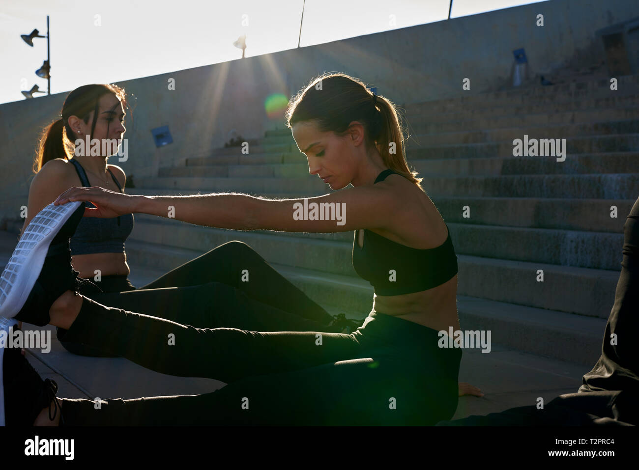 Freunde stretching auf Schritte im Stadion Stockfoto