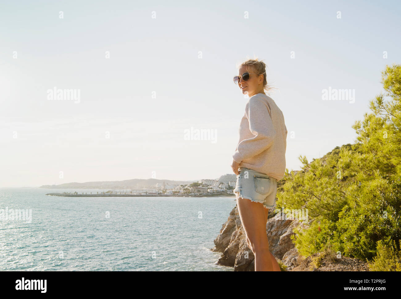 Frau mit Blick auf das Meer, Sitges, Katalonien, Spanien Stockfoto