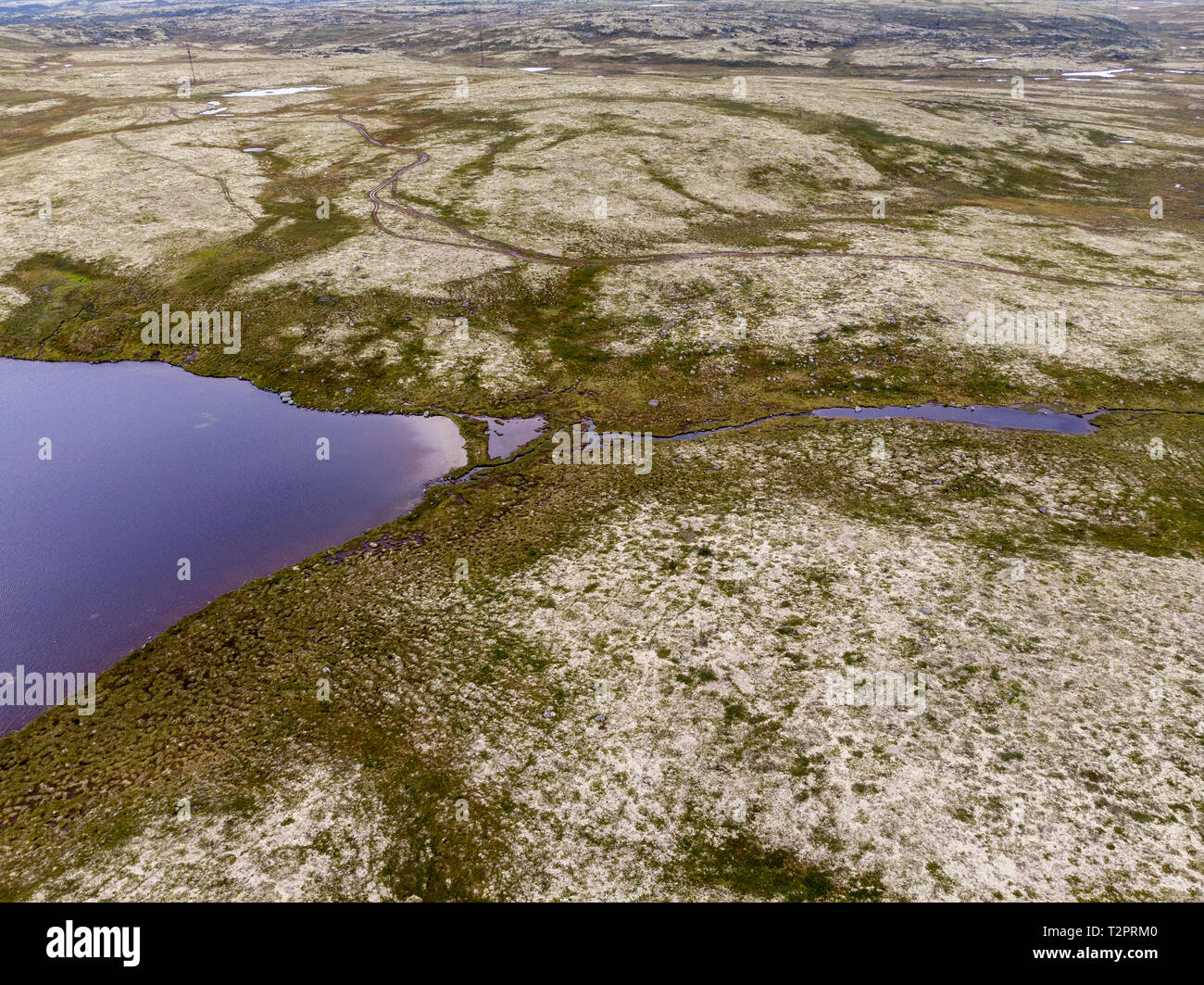 Sicht auf den See, die in der Tundra mit Drone Stockfoto