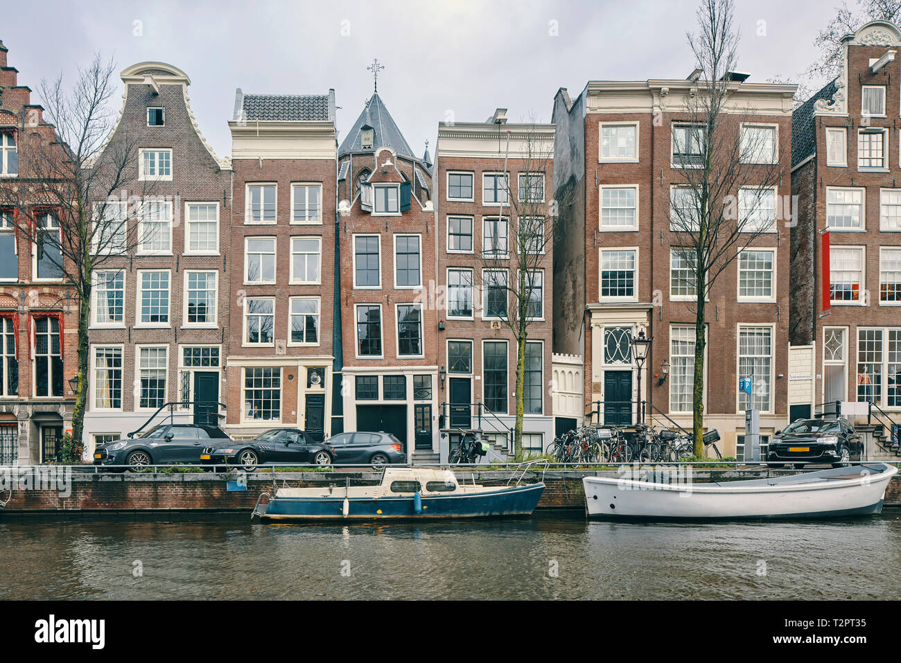 Mehrgeschossigen Büro- und Wohngebäude Canal, Amsterdam, Noord-Holland, Niederlande Stockfoto