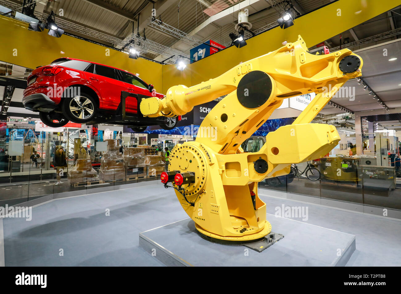Hannover, Niedersachsen, Deutschland - Hannover Messe, Industrie Roboter auf der Fanuc stand hebt ein Auto, hier auf der Presse tour Highlight am Tag vor der Fa Stockfoto