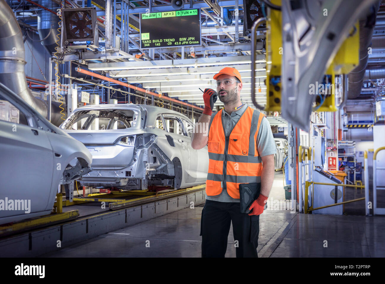 Das zusammengesetzte Bild von Walkie talkie im Auto Fabrikarbeiter Stockfoto