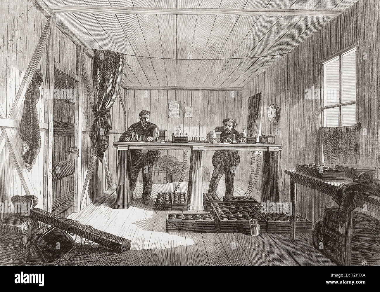 Die Verlegung der Atlantic Telegraph Kabel. Empfangen von Nachrichten von den Great Eastern in der Instrumententafel Zimmer im Telegraph Haus bei Foilhommerum Bay, Valentia Island, Irland. Von der Illustrated London News, veröffentlicht 1865. Stockfoto