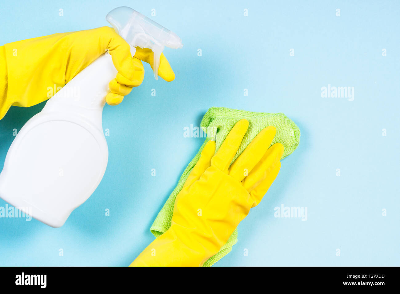 Frau Reinigung blaue Wand Microfaser mit rag und Reinigungsspray Agent. Stockfoto