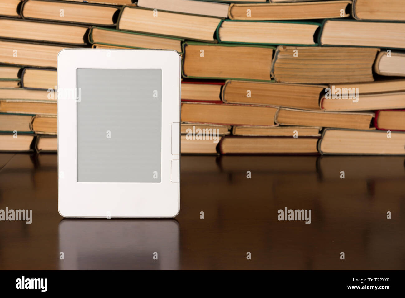 Elektronisches Buch auf dem Hintergrund der regelmäßigen alte Bücher Stockfoto