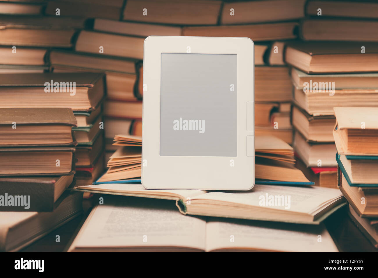 Elektronisches Buch auf dem Hintergrund der regelmäßigen alte Bücher Stockfoto