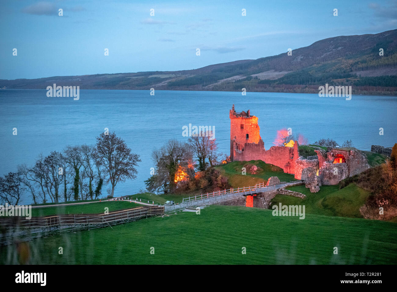 Sitzt neben Urquhart Castle Loch Ness in den Highlands von Schottland in der Nähe von Loch Ness in Schottland, Vereinigtes Königreich Stockfoto