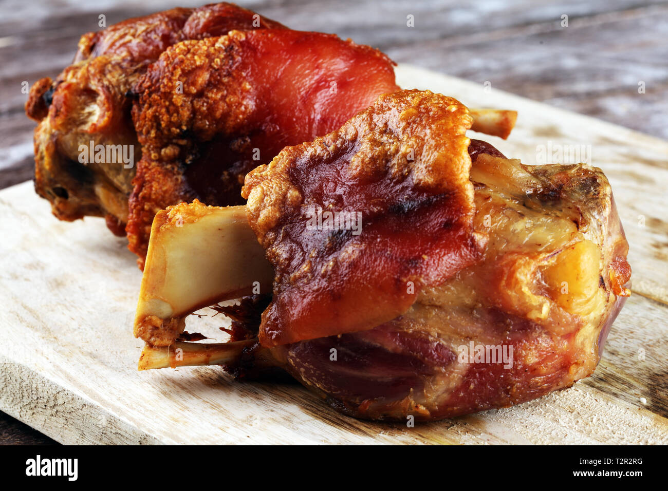 Gebratene Schweinshaxe. Schinken und Speck sind beliebte Nahrungsmittel ...