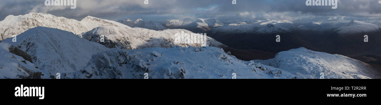 Sbow, schneebedeckten Berge von Glen Coe und Glen Etive von Sgurr na h-Ulaidh, Schottland Stockfoto