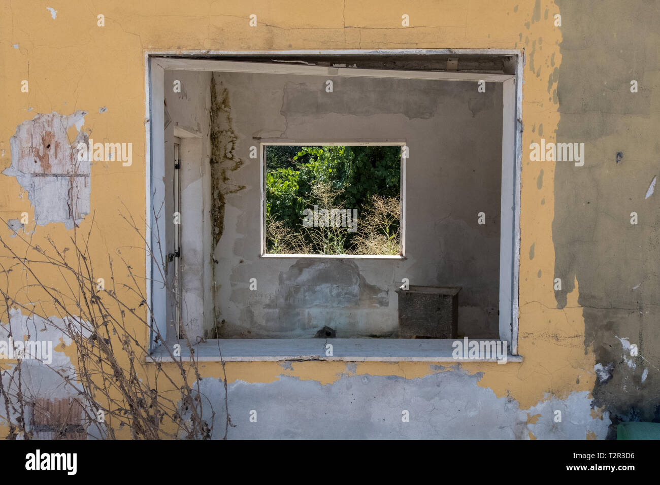 Windows eines alten schäbigen Sicherheit Kabine. Stockfoto