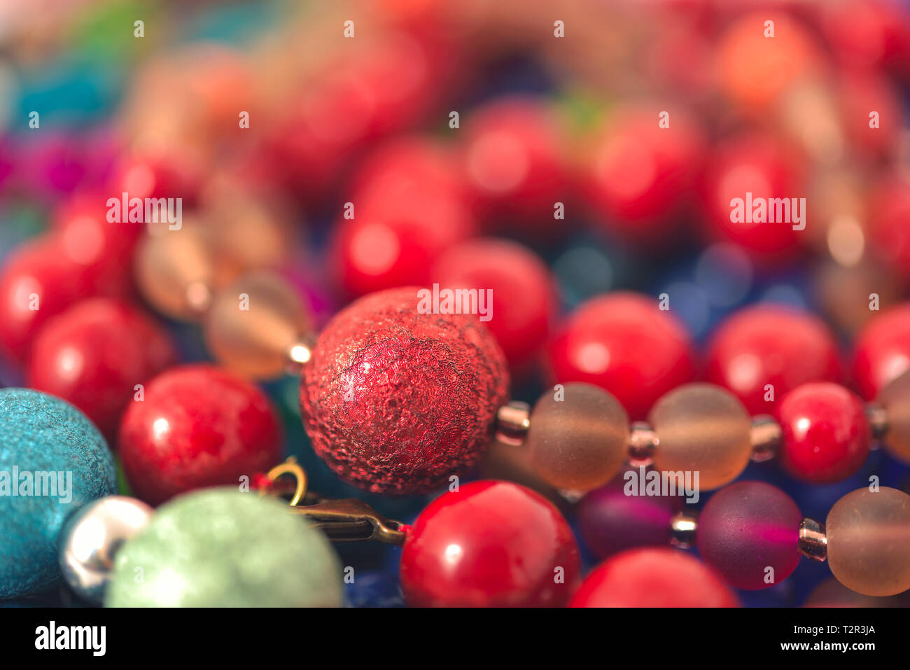 Gemischte Farben Perlen close-up aus Natursteinen oder glasmurmeln gemacht Stockfoto