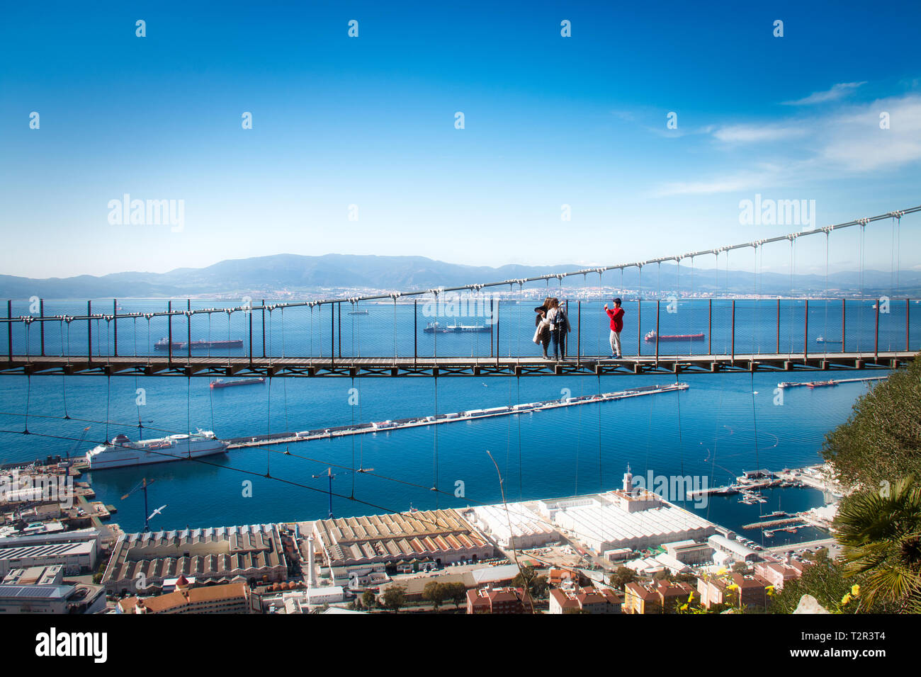 Gibraltar, Gibraltar - Februar 9, 2019: Touristen in Gibraltar Überqueren der Windsor Suspension Bridge, von wo aus Sie atemberaubende Aussicht genießen können. Stockfoto