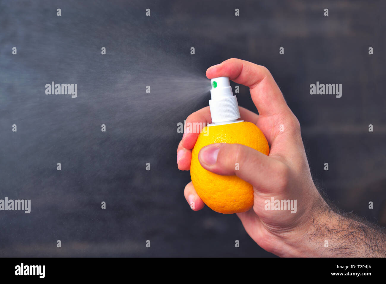 Man besprüht Saft aus der Zitrone mit Hilfe der Pumpe für Spray. Gesunde  Ernährung und Vitamine. Zitronensaft spray Konzept Stockfotografie