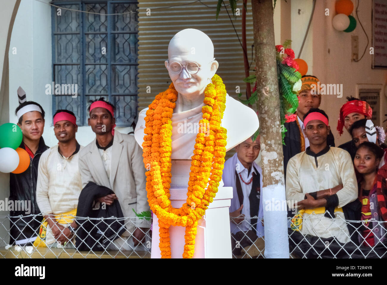 Verehrung einer Gandhi Statue in Tezpur, Assam, Indien --- eine Verehrung einer Gandhi-Statue in Tezpur, Bundesstaat Assam, Indien Stockfoto