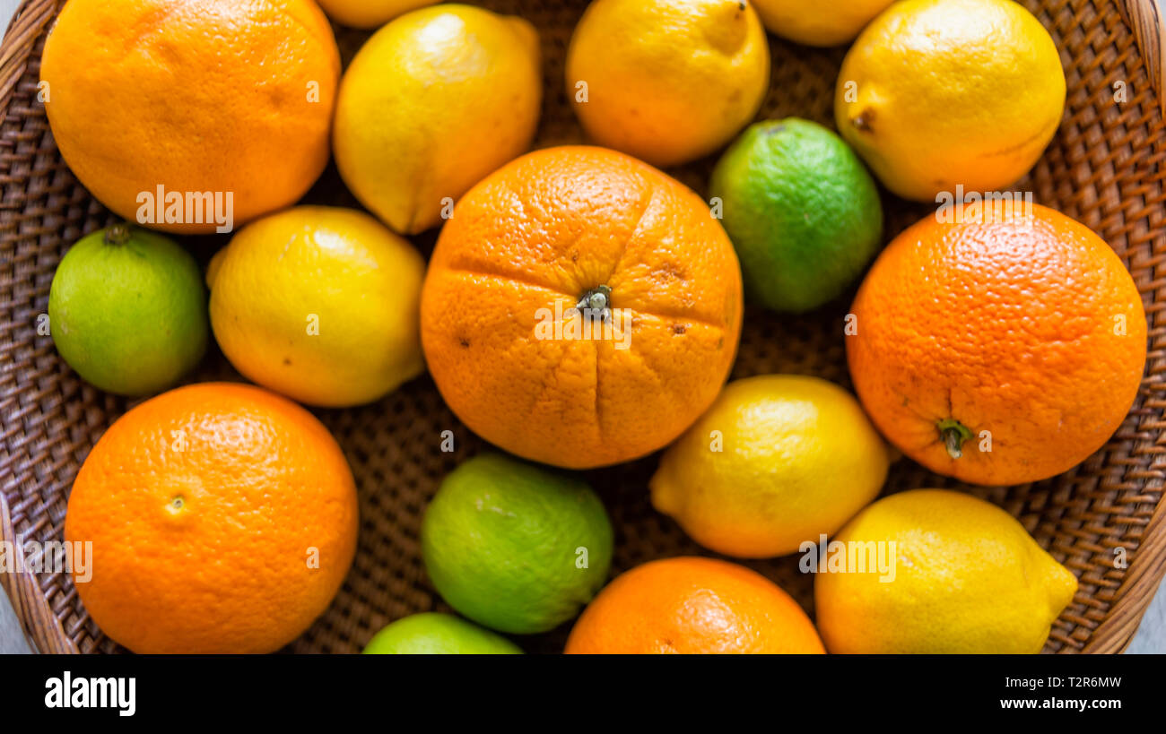 Oben Ansicht Nahaufnahme von einem Obstkorb auf eine Tabelle mit Mandarinen und eine Melone Stockfoto