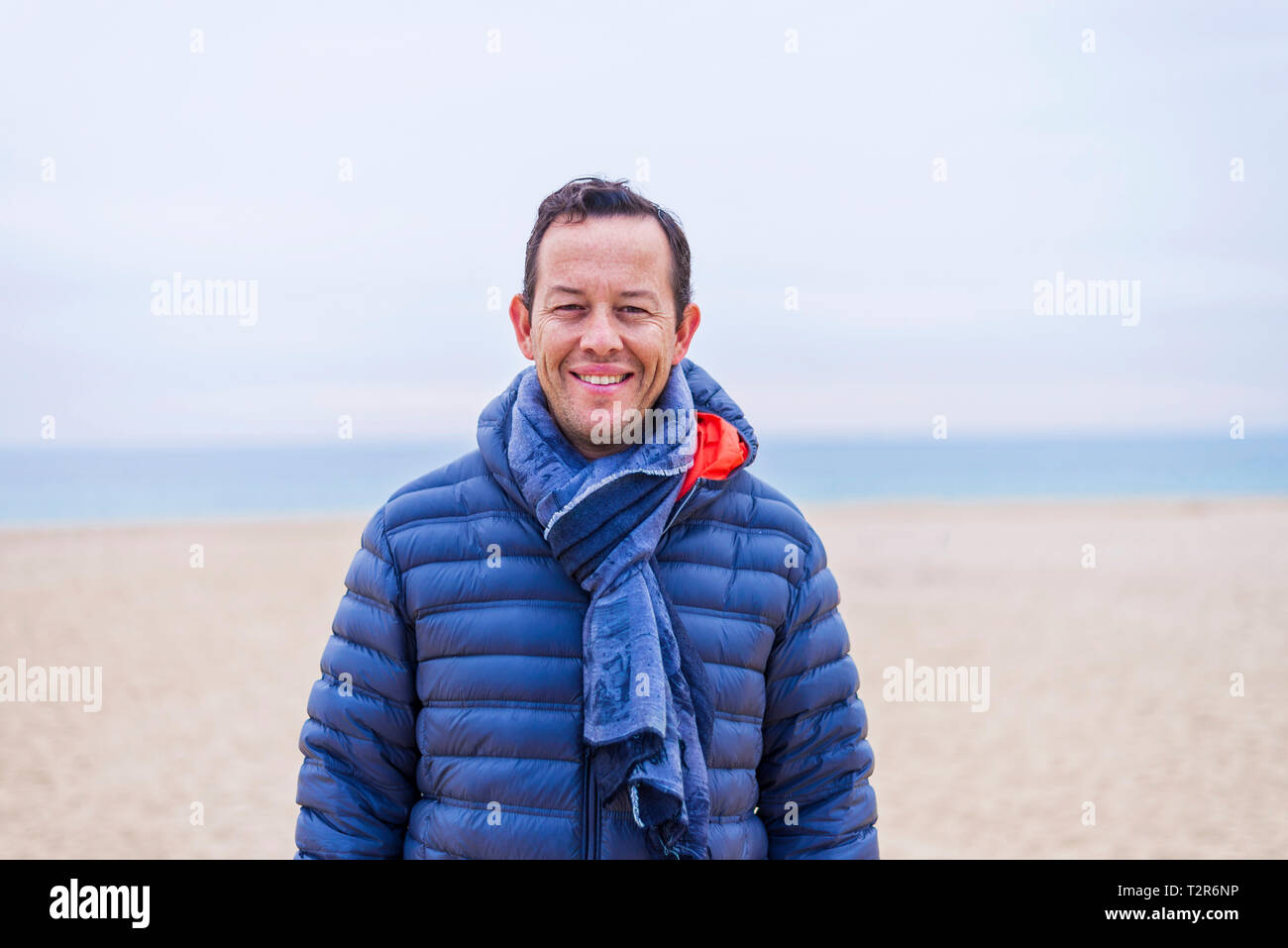 Portrait von lächelnden Mann vor dem Meer in einer kalten Tag Stockfoto