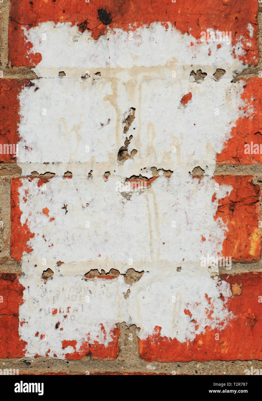 Peeling bleibt ein Weißbuch Poster zu einem roten Ziegelwand Hintergrund mit Kopie Raum stecken. Stockfoto