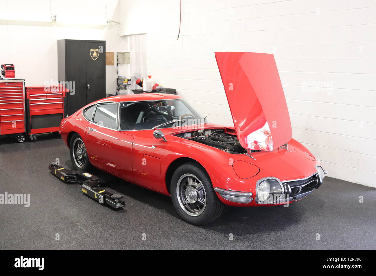 Classic Toyota 2000 GT auf dem Shop floor. In einem örtlichen Car Show in der Nähe von Fort Lauderdale, Florida, USA übernommen. Classic Car Liebhaber dieses Symbol zu erkennen. Stockfoto