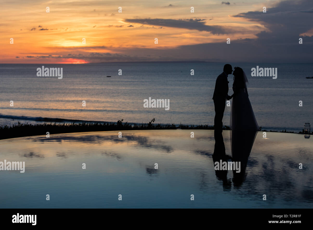 Schattenbild Eines Paares Das Auf Dem Strand Bei Sonnenuntergang Steht Fotos Und Bildmaterial