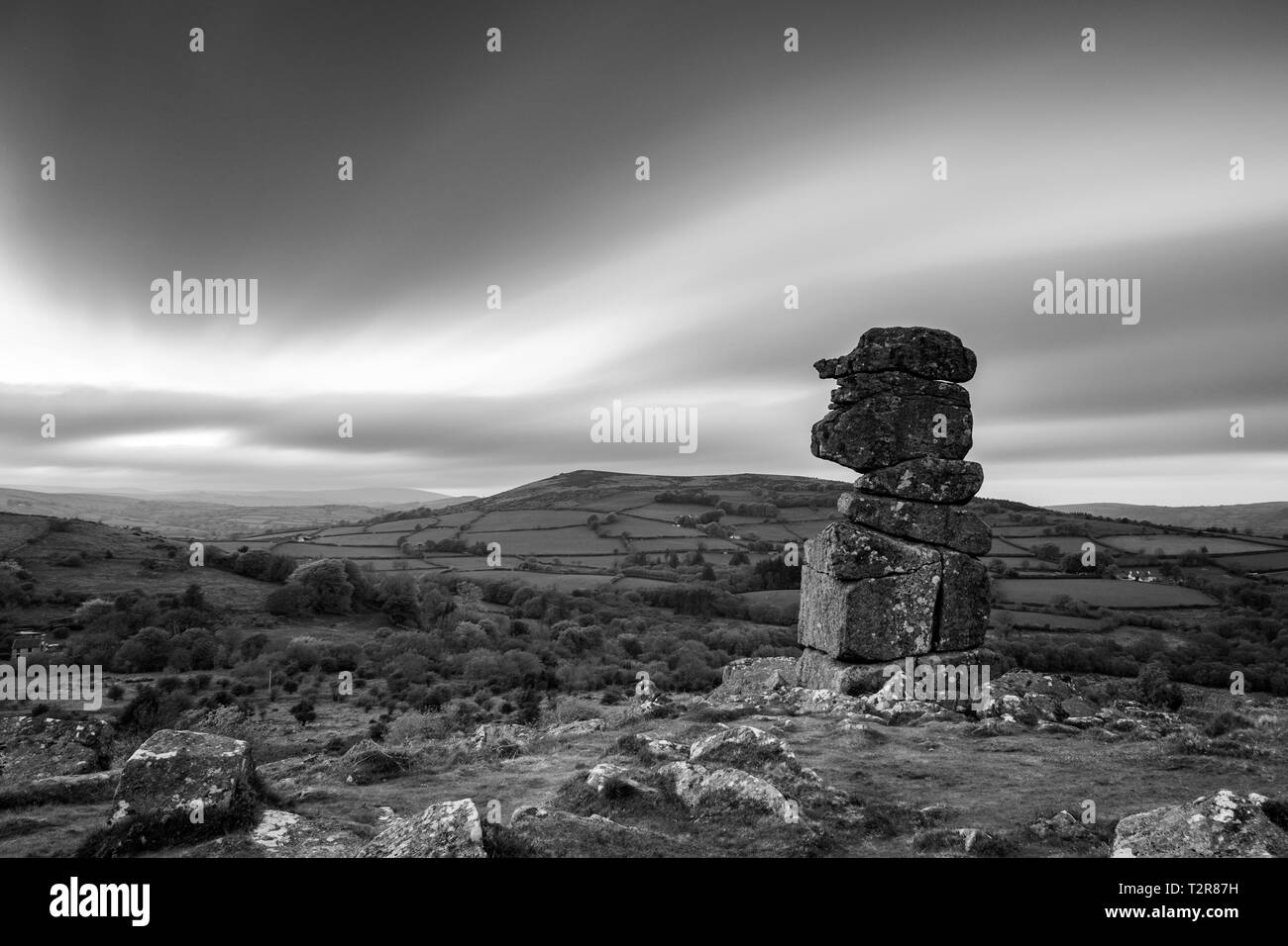 Bowermans Nase blickt auf ein starkes Sonnenuntergang auf Dartmoor, Stockfoto