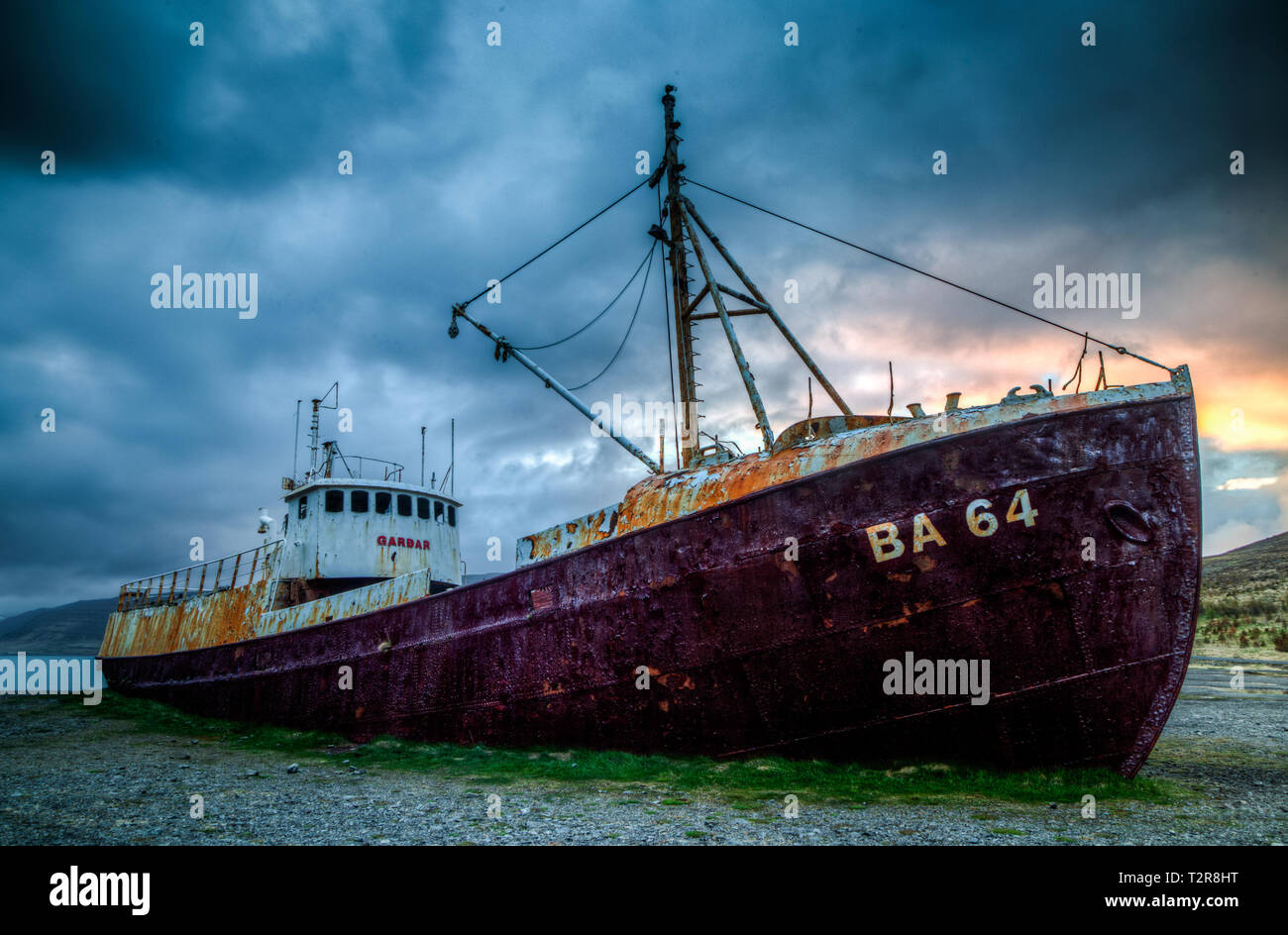 Garðar BA 64 ist das älteste Schiff aus Stahl in Island und liegt auf auf der epischen Westfjorde, dieses Bild wurde bei einem stimmungsvollen Sonnenuntergang genommen Stockfoto