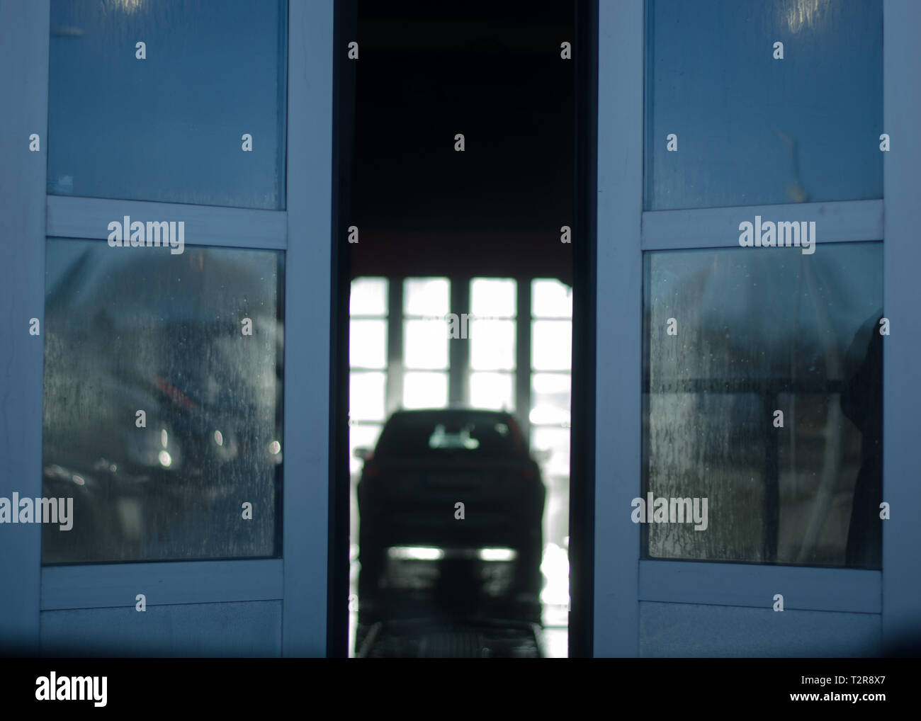 Carwash Türen öffnen, während Sie das Auto in der vorderen Siehe vorbereiten zu lassen. Stockfoto