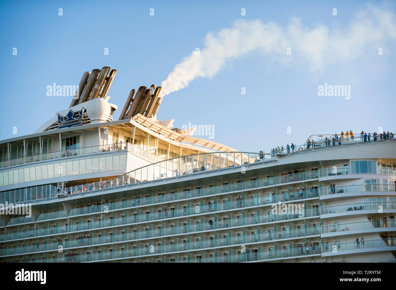 MIAMI - Dezember 30, 2018: ein Schornstein belches Rauch auf der Royal Caribbean Allüre der Meere, größte Kreuzfahrtschiff der Welt. Stockfoto